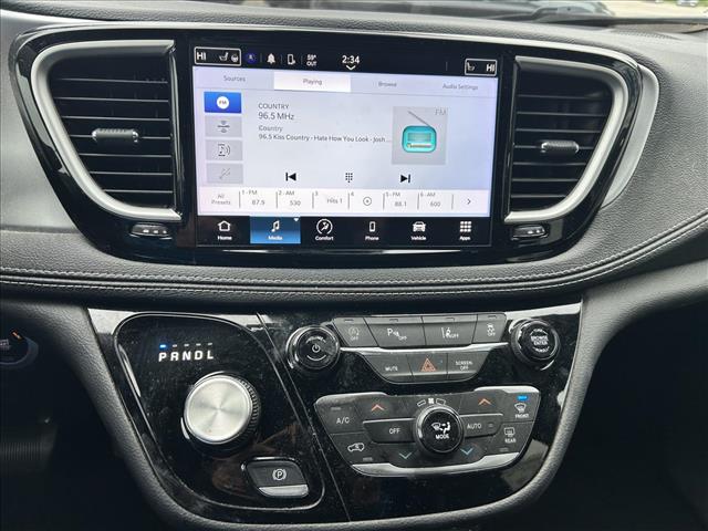 2024 Chrysler Pacifica Touring:D14061