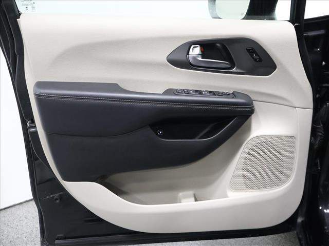 2024 Chrysler Pacifica Plug-In Hybrid Select:D15060