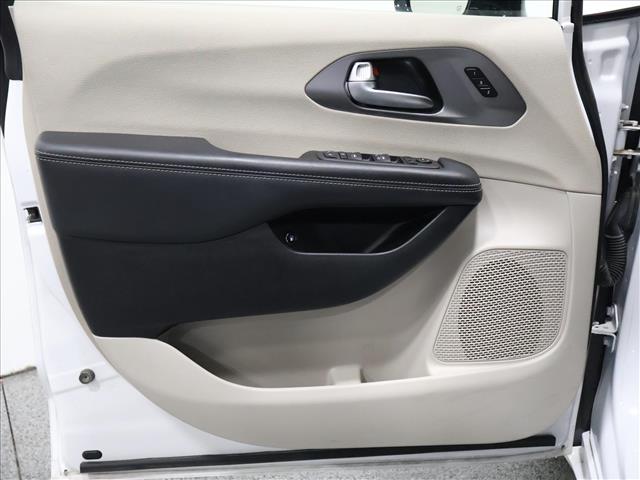 2024 Chrysler Pacifica Plug-In Hybrid Select:D14059