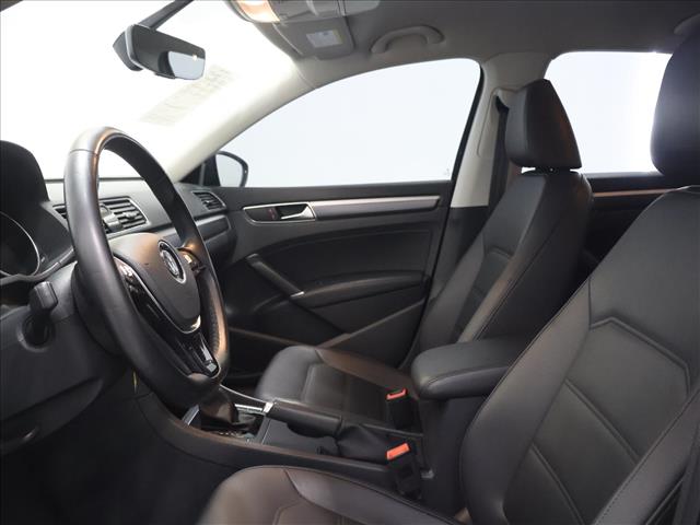 2018 Volkswagen Passat 2.0T R-Line:D13712