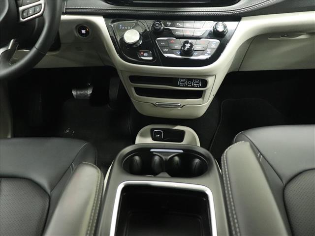 2024 Chrysler Pacifica Touring L:D13580