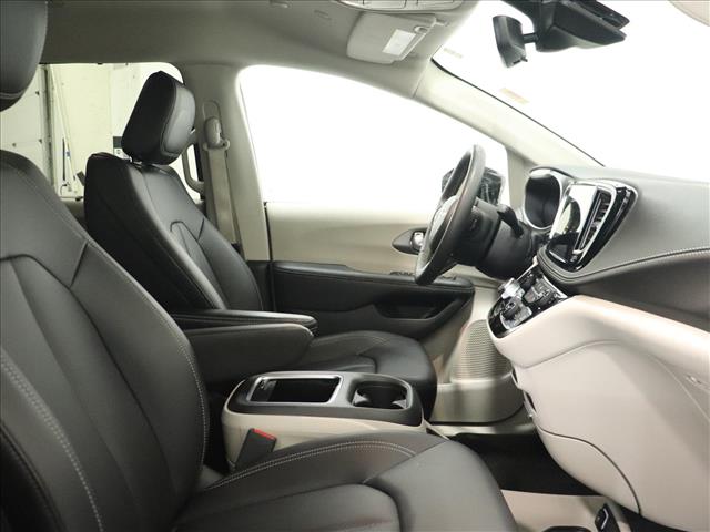 2024 Chrysler Pacifica Touring L:D13580