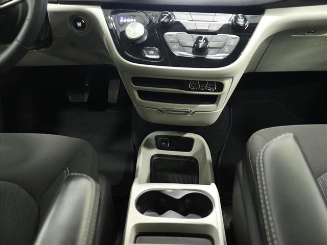 2022 Chrysler Voyager LX:D13311