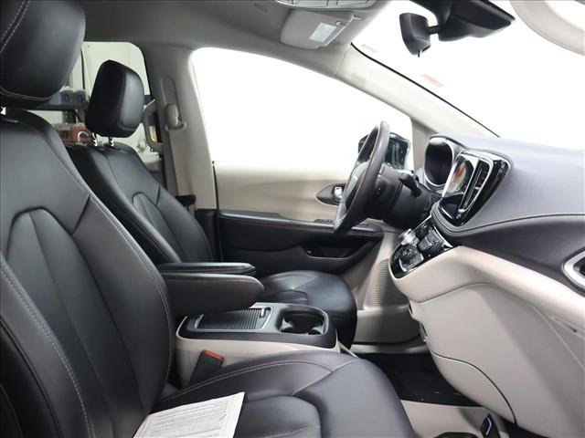 2024 Chrysler Pacifica Plug-In Hybrid Select:D14059