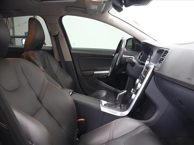 2016 Volvo V60 Cross Country T5 Platinum:D13695