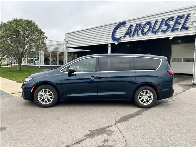 2024 Chrysler Pacifica Touring:D14061