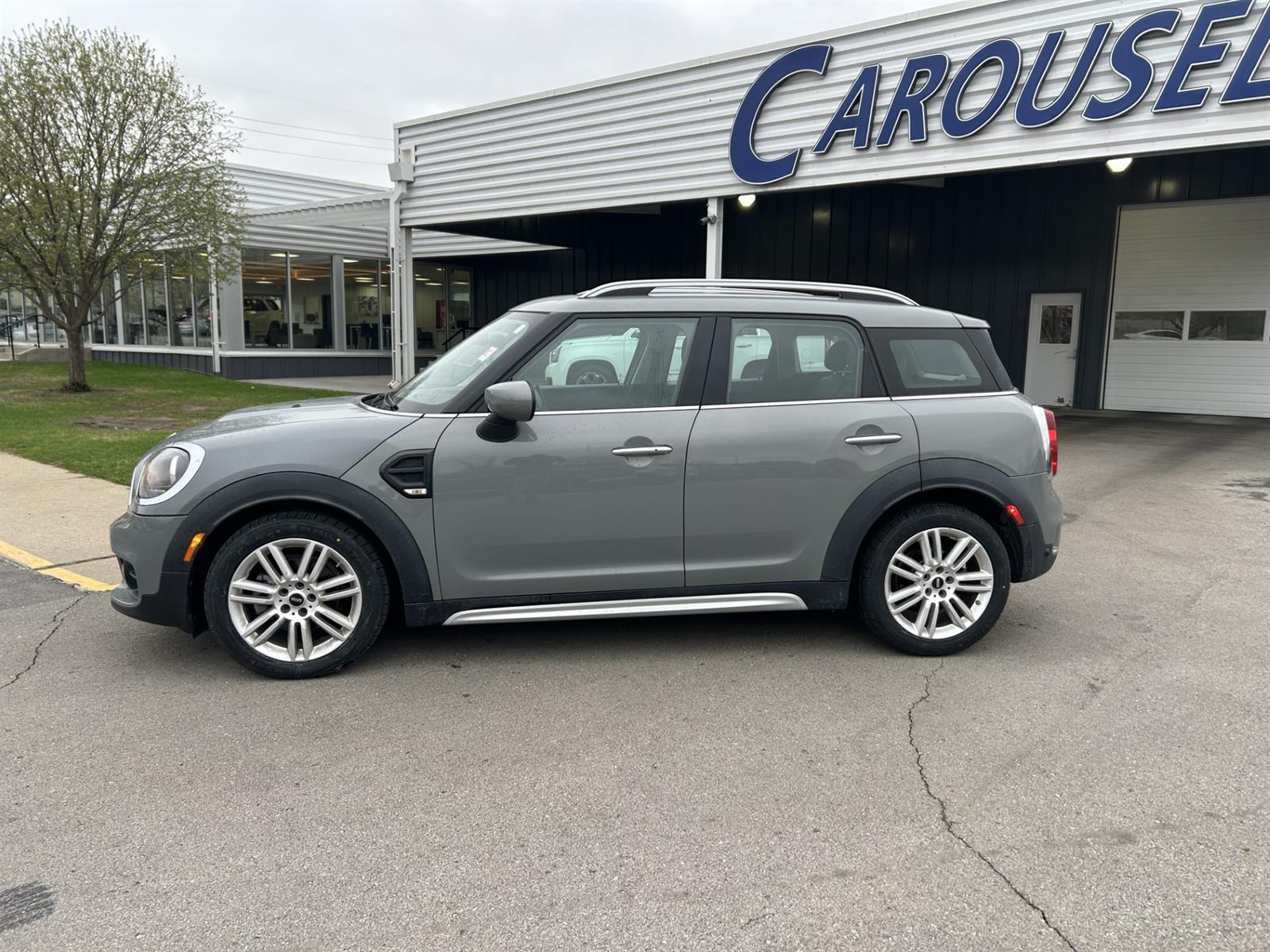 View vehicle photo 2