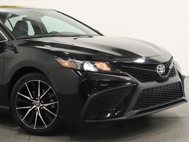 2021 Toyota Camry SE photo 3