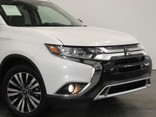 2020 Mitsubishi Outlander ES photo 3