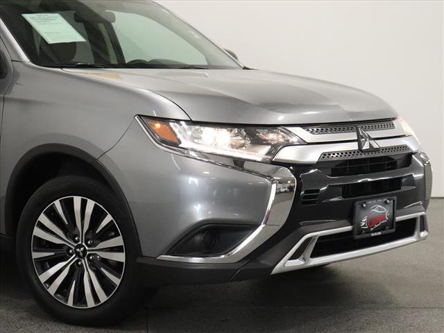 2020 Mitsubishi Outlander ES photo 3