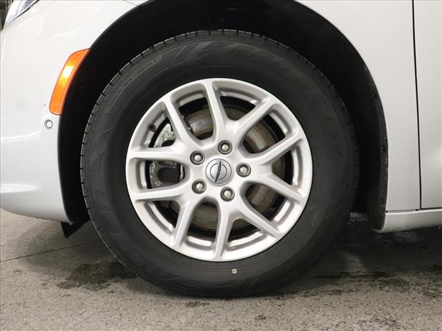 2024 Chrysler Pacifica Touring L:D13580