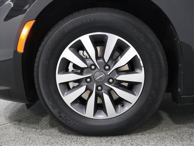2024 Chrysler Pacifica Plug-In Hybrid Select:D15060