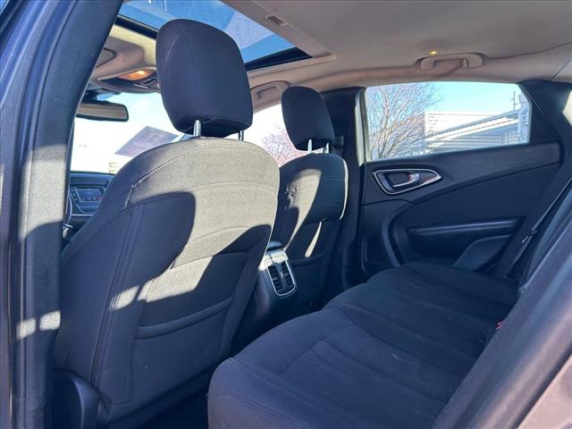 2015 Chrysler 200 Limited:D13023A