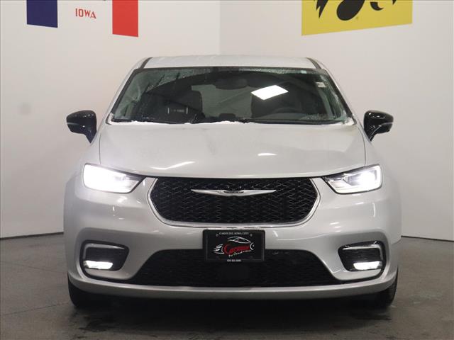 2024 Chrysler Pacifica Touring L:D13580