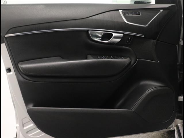 2020 Volvo XC90 T6 Momentum photo 7