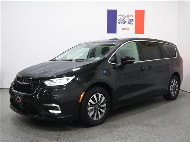 2024 Chrysler Pacifica Plug-In Hybrid Select:D15060