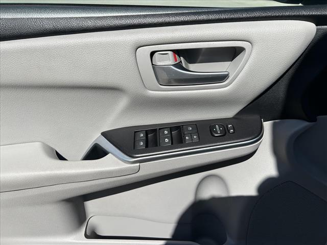 2016 Toyota Camry Hybrid:D13680