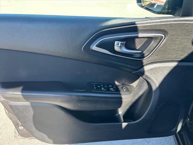 2015 Chrysler 200 Limited:D13023A