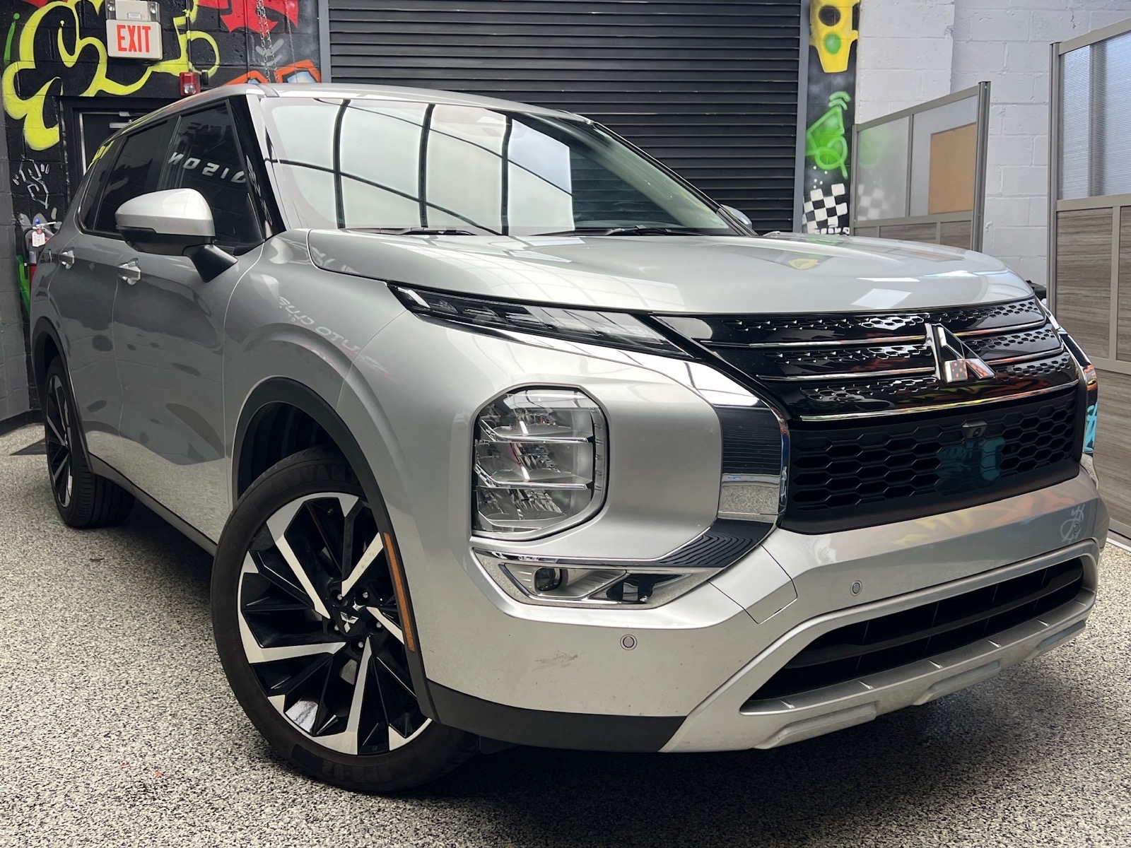 Alloy Silver Metallic (u25) 2024 Mitsubishi Outlander SE FWD SUV / Crossover Front-Wheel Drive 8-Speed CVT