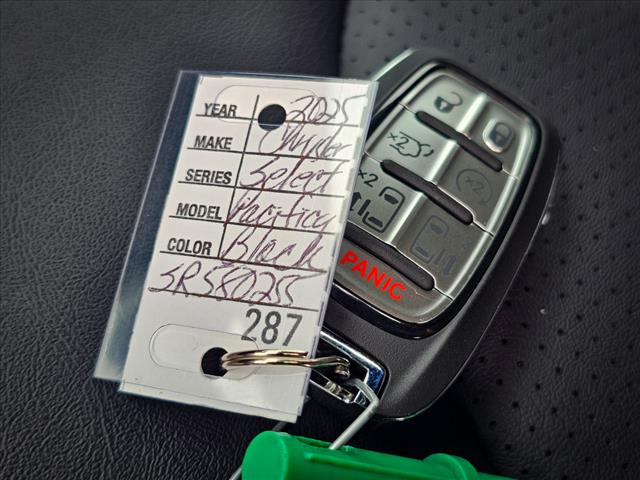 2025 Chrysler Pacifica Select