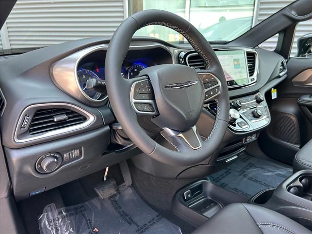 2025 Chrysler Voyager LX