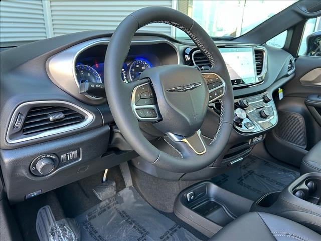 2025 Chrysler Voyager LX