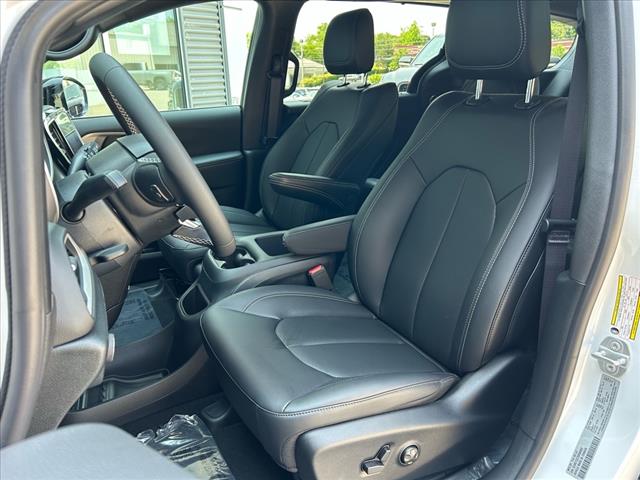 2025 Chrysler Voyager LX