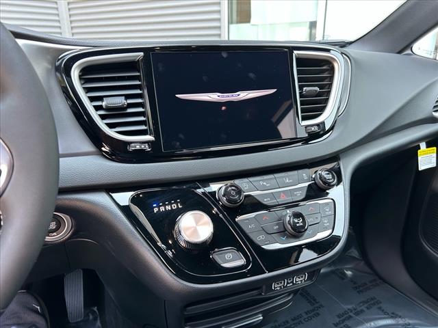 2025 Chrysler Voyager LX