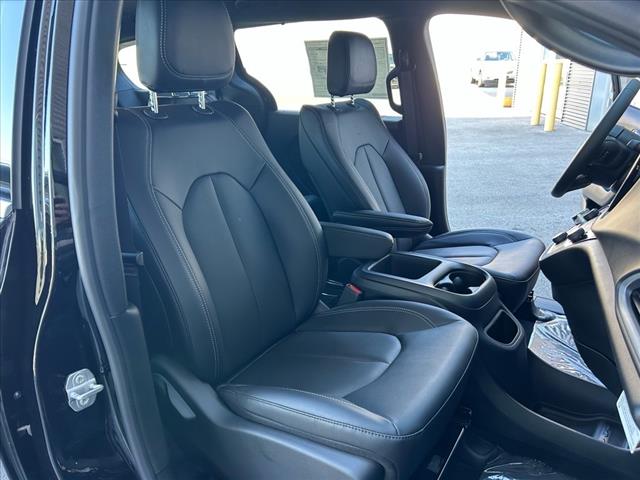 2025 Chrysler Voyager LX