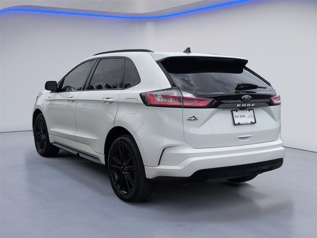 Used 2023 Star White Metallic Tri-Coat Ford ST-Line image 10