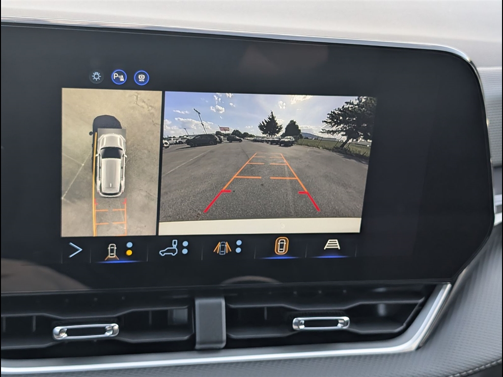 New 2027 Summit White Chevrolet LT image 11