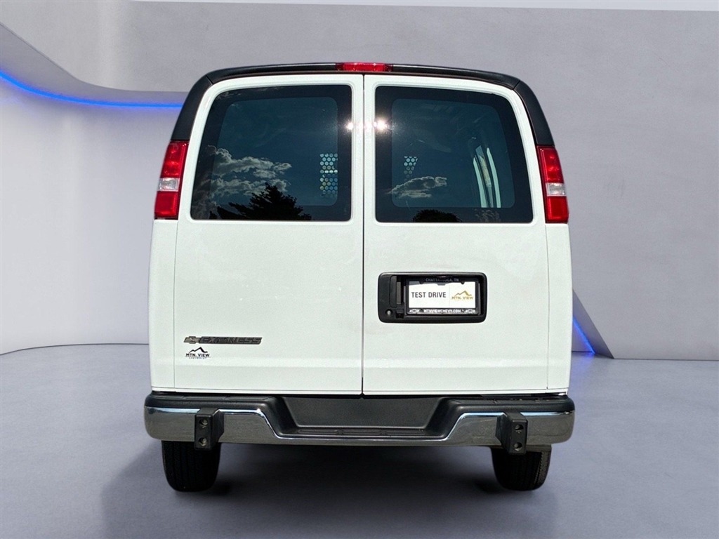 Used 2025 Summit White Chevrolet 2500 image 12