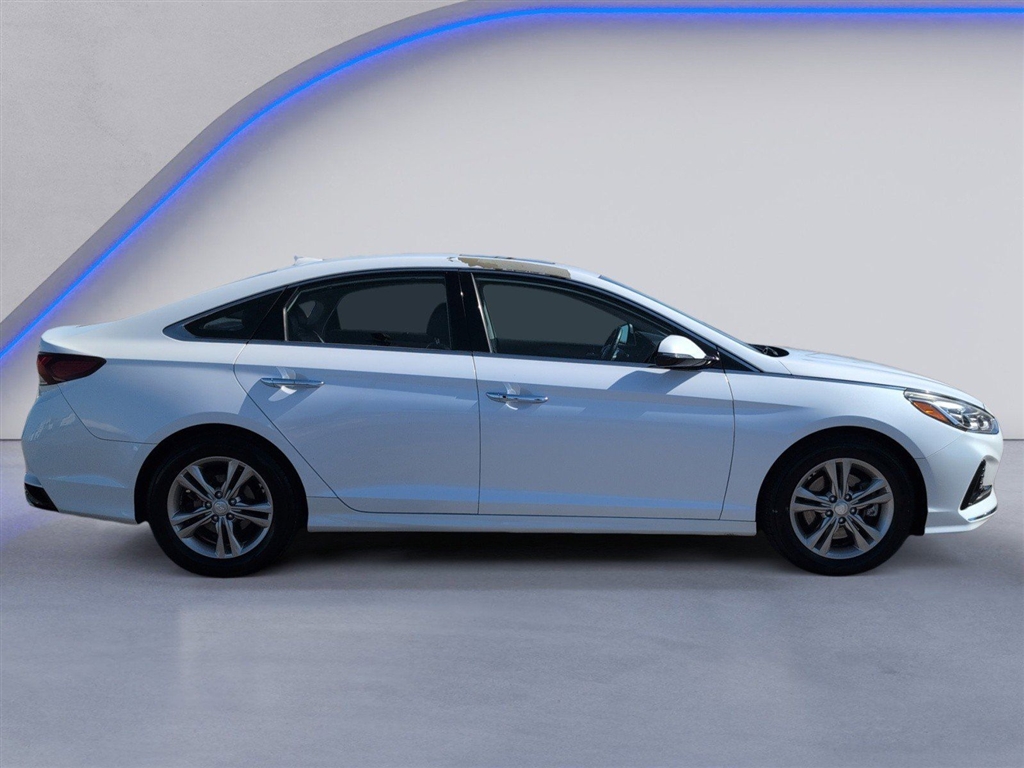 Used 2018 Quartz White Pearl Hyundai Limited image 12