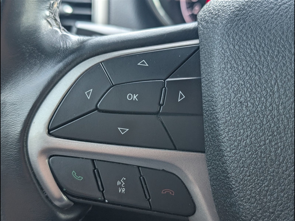 Used 2018 Diamond Black Crystal Pearl Coat Jeep Laredo image 13
