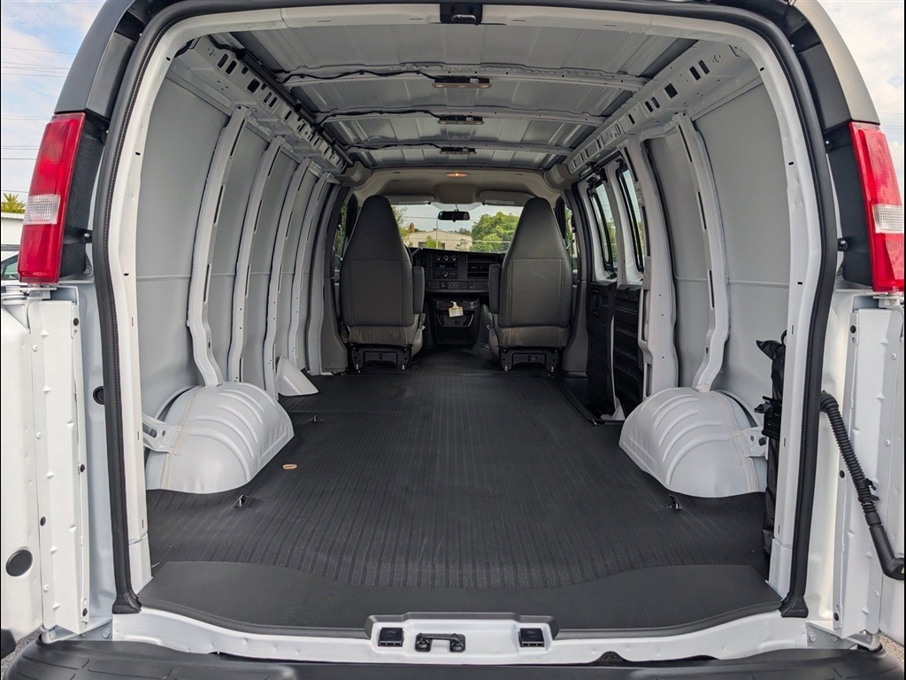 New 2025 Summit White Chevrolet 2500 image 13