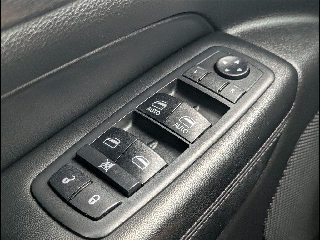 Used 2018 Diamond Black Crystal Pearl Coat Jeep Laredo image 14