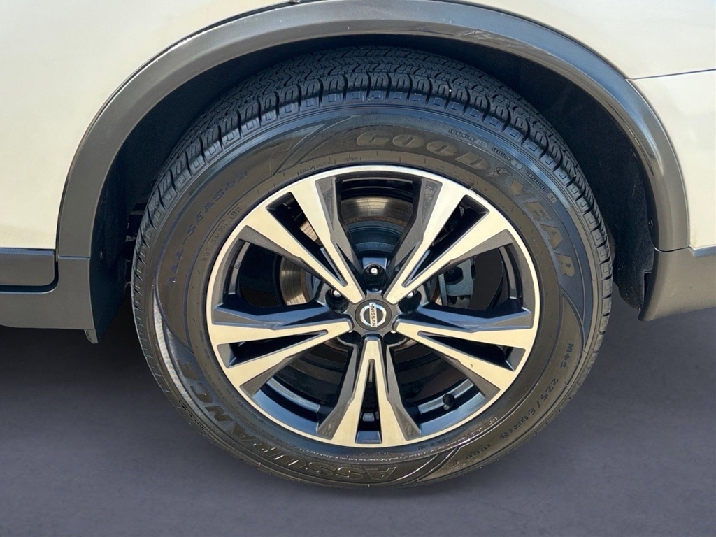 Used 2018 Brilliant Silver Nissan SL image 14