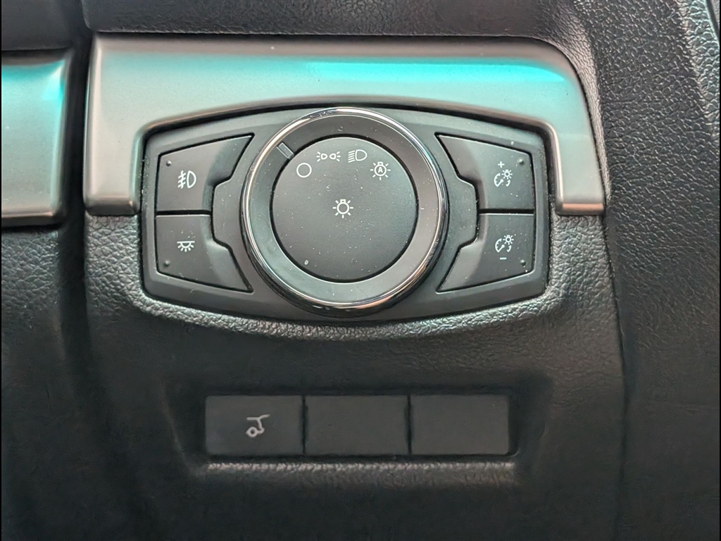 Used 2017 Ingot Silver Ford XLT image 15