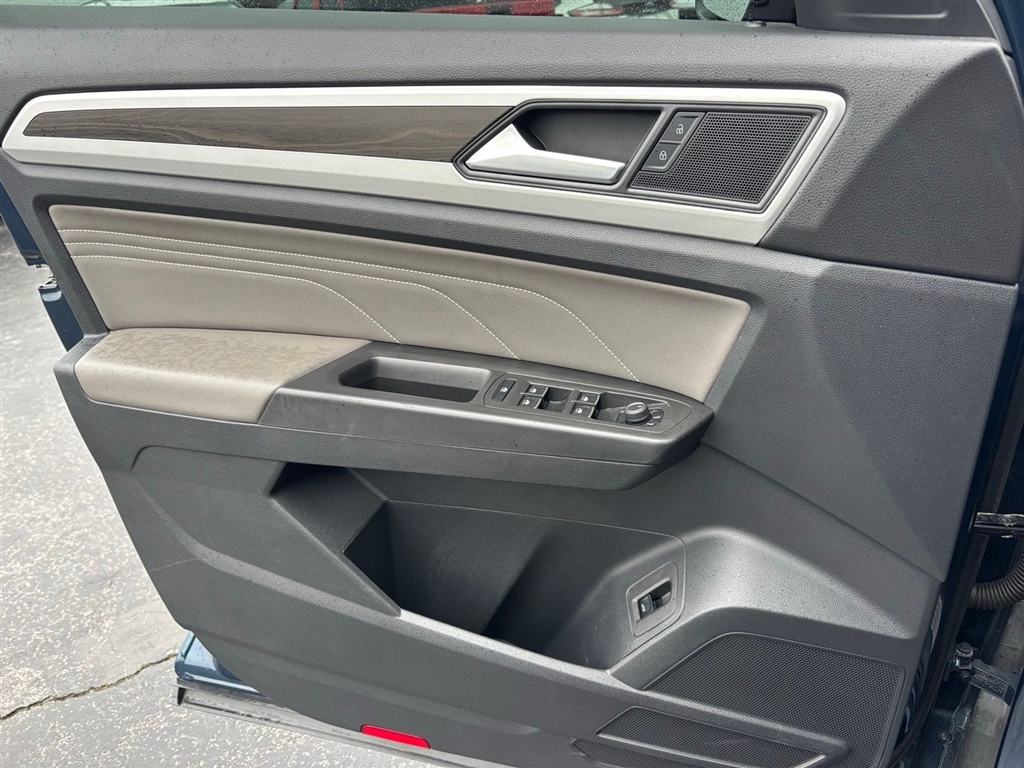 Used 2023 Blue Volkswagen V6 SE image 15