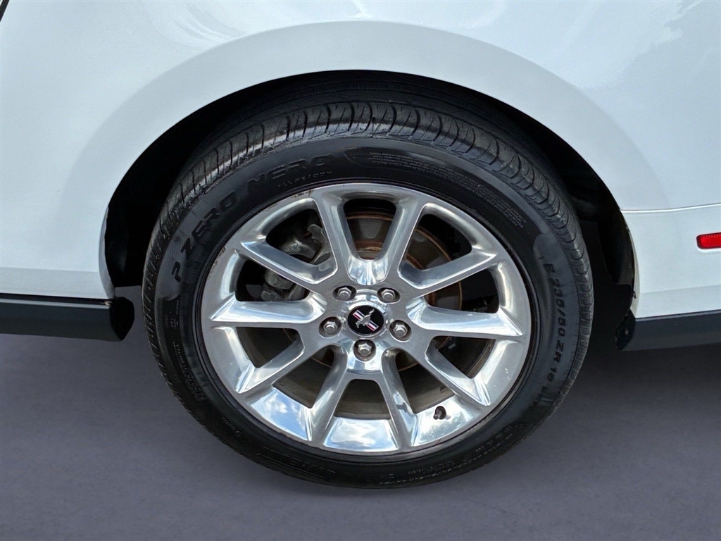 Used 2010 Performance White Clearcoat Ford GT Premium image 15