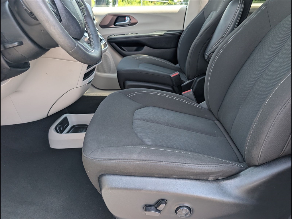 Used 2023 Bright White Clear Coat Chrysler LX image 15