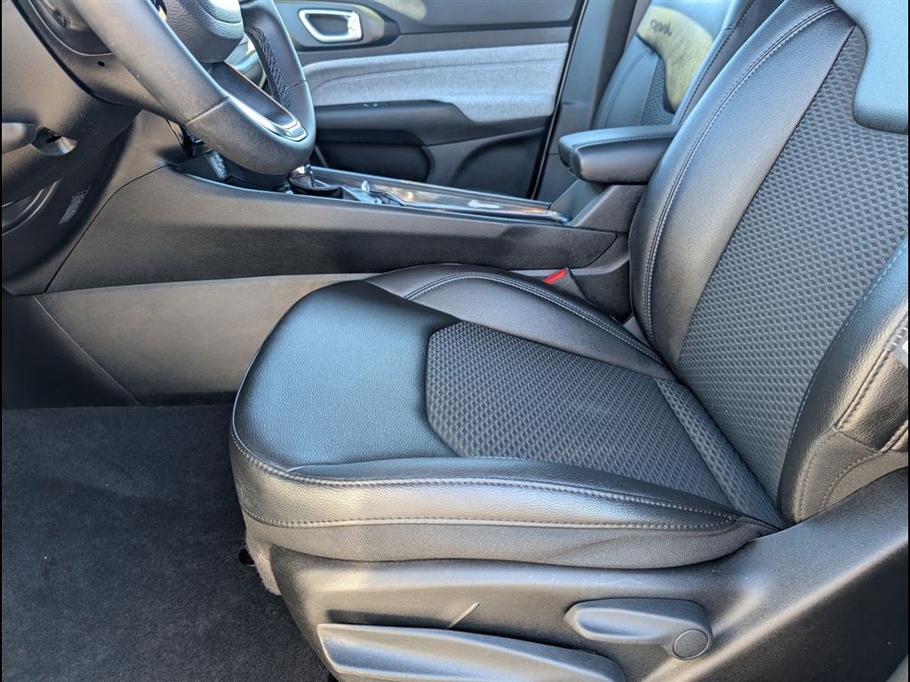 Used 2024 Bright White Clear Coat Jeep Latitude image 15