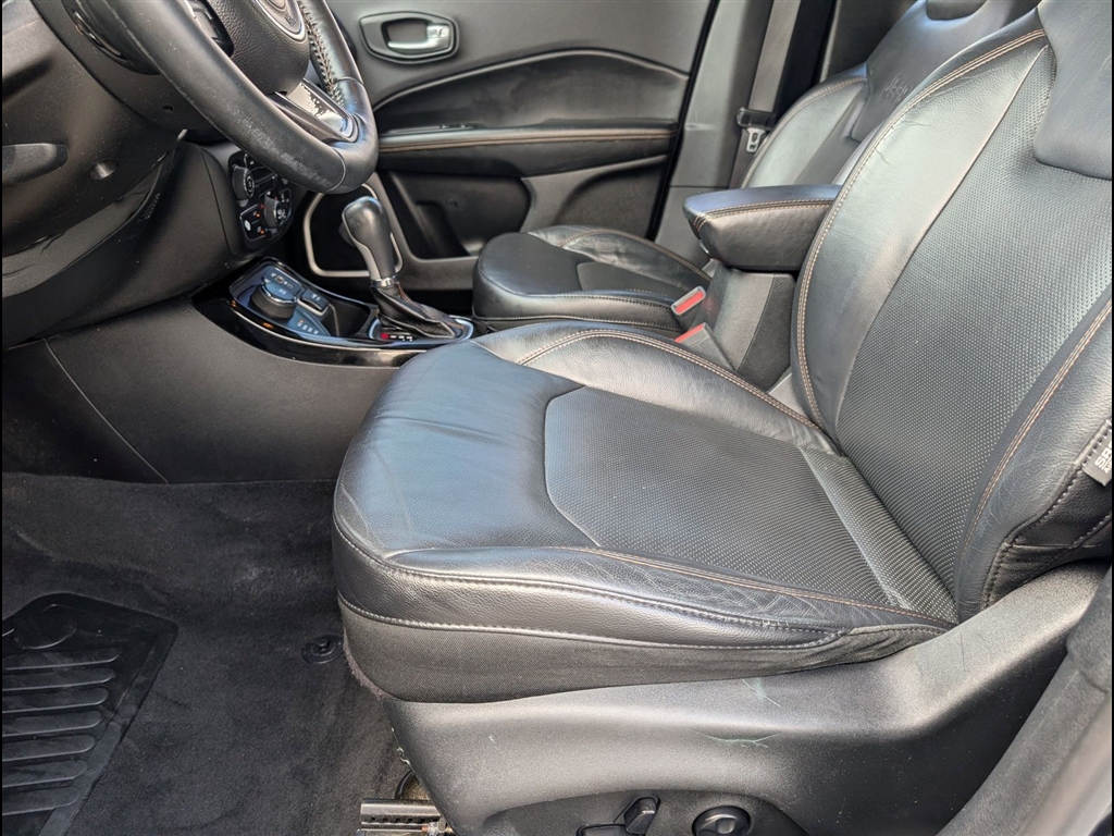 Used 2018 Diamond Black Crystal Pearl Coat Jeep Limited image 15