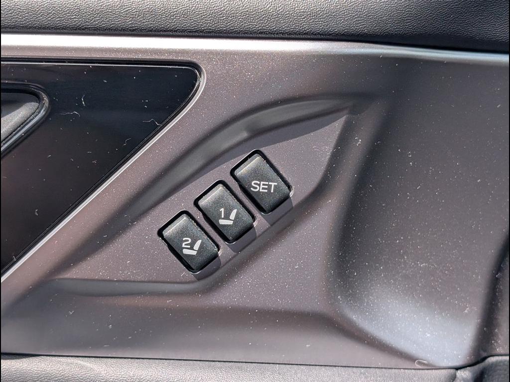 Used 2023 Ice Silver Metallic Subaru Limited image 15