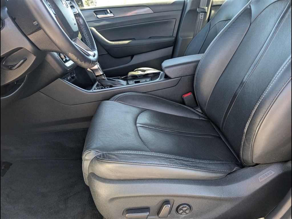 Used 2018 Quartz White Pearl Hyundai Limited image 15