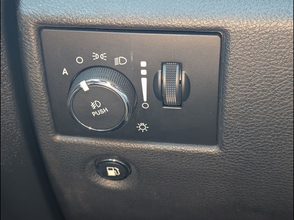 Used 2018 Diamond Black Crystal Pearl Coat Jeep Laredo image 16