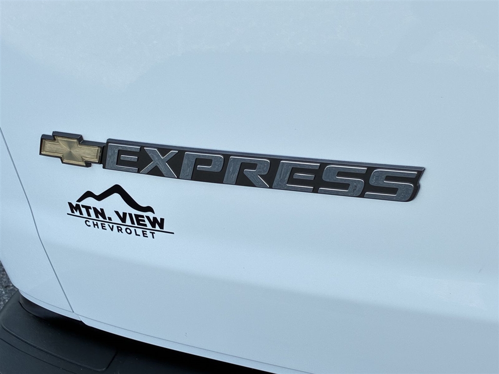 Used 2025 Summit White Chevrolet 2500 image 16