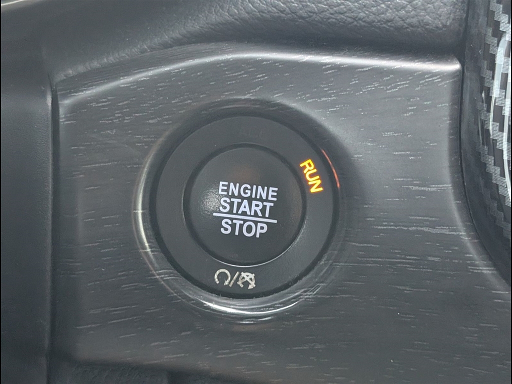 Used 2018 Diamond Black Crystal Pearl Coat Jeep Laredo image 17
