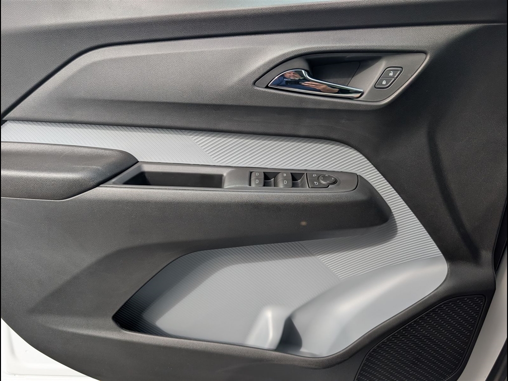 New 2027 Summit White Chevrolet LT image 17