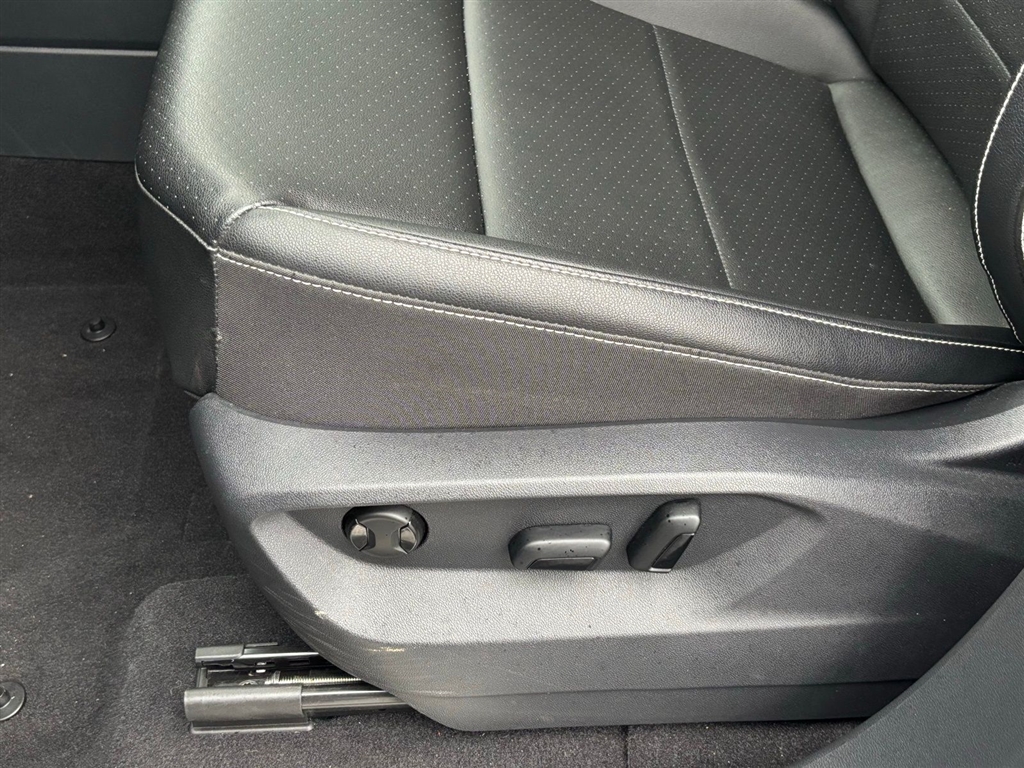 Used 2023 Blue Volkswagen V6 SE image 17